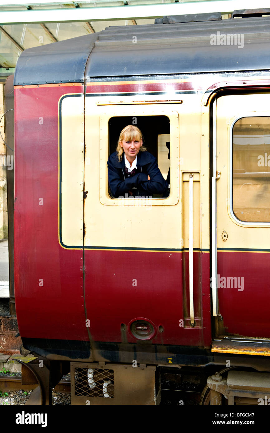 Eine Fahrerin am Fenster eines Scotrail (Strathclyde Passenger Transport) livrierter Klasse 156 Super Sprinter Zuges. Stockfoto