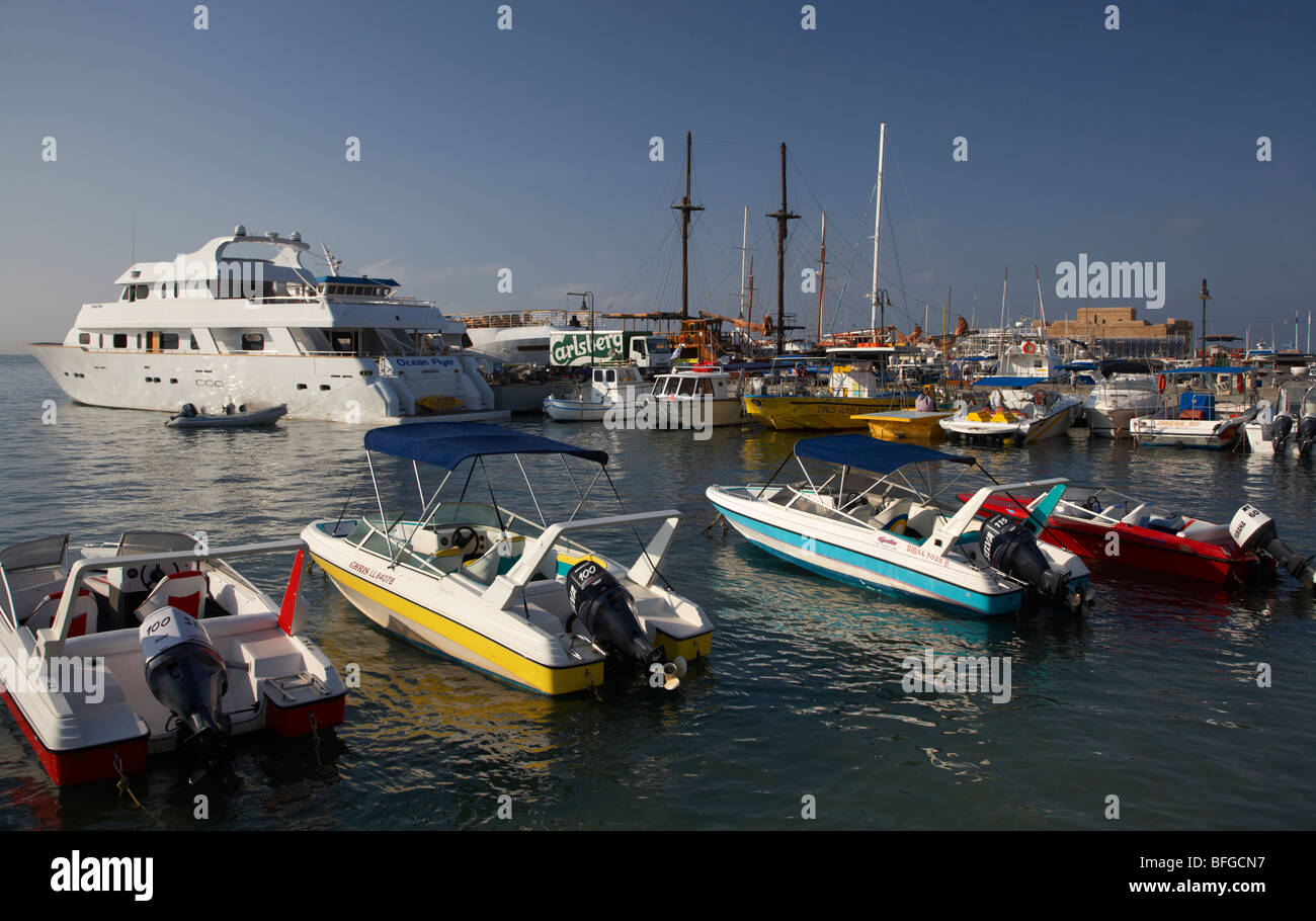 kleine und große Handwerk und touristische Sportboote in Kato Paphos Hafen Republik Zypern Europa Stockfoto