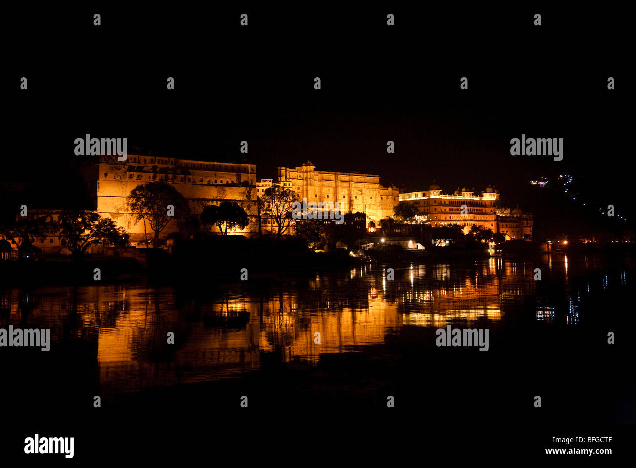 Eine Nacht Blick auf den City Palace in Udaipur aus über den See, Indien Stockfoto