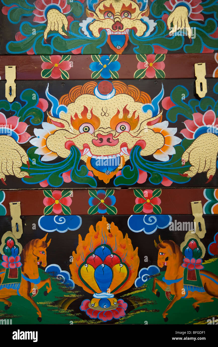 Detail einer bunten traditionellen tibetischen Brust zum Verkauf in einem Shop in Lhasa-Tibet Stockfoto