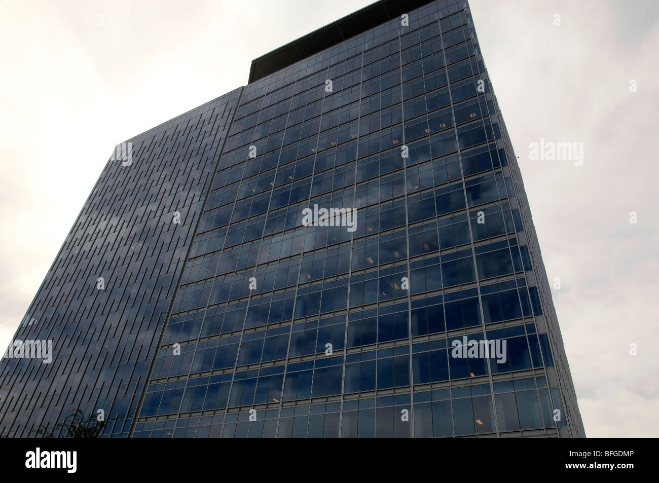 Longdrinkglas Bürohochhaus. Stockfoto