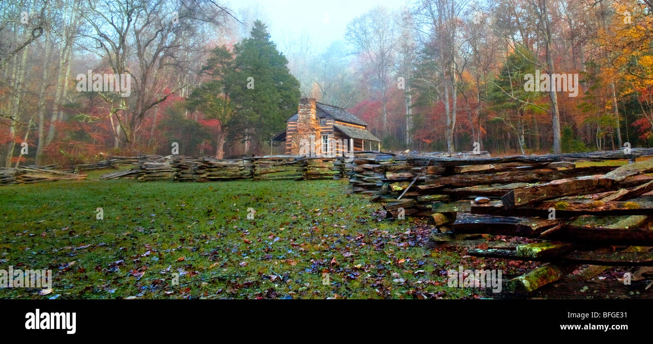 Einem nebligen Herbstmorgen am John Oliver Hütte gebaut im Jahre 1826 in Cades Cove, Great Smoky Nationalpark gelegen Stockfoto