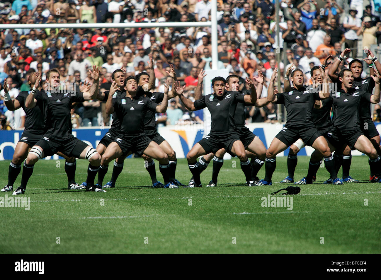 Alle schwarzen New Zealand Rugby Union Team Durchführung der Haka gegen Italien bei der WM 2007 in Marseille, Frankreich Stockfoto