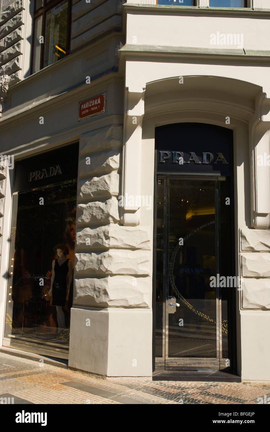 Prada Shop wurde im 2009 in Prag Tschechische Republik Europa Parizska Strasse eröffnet. Stockfoto