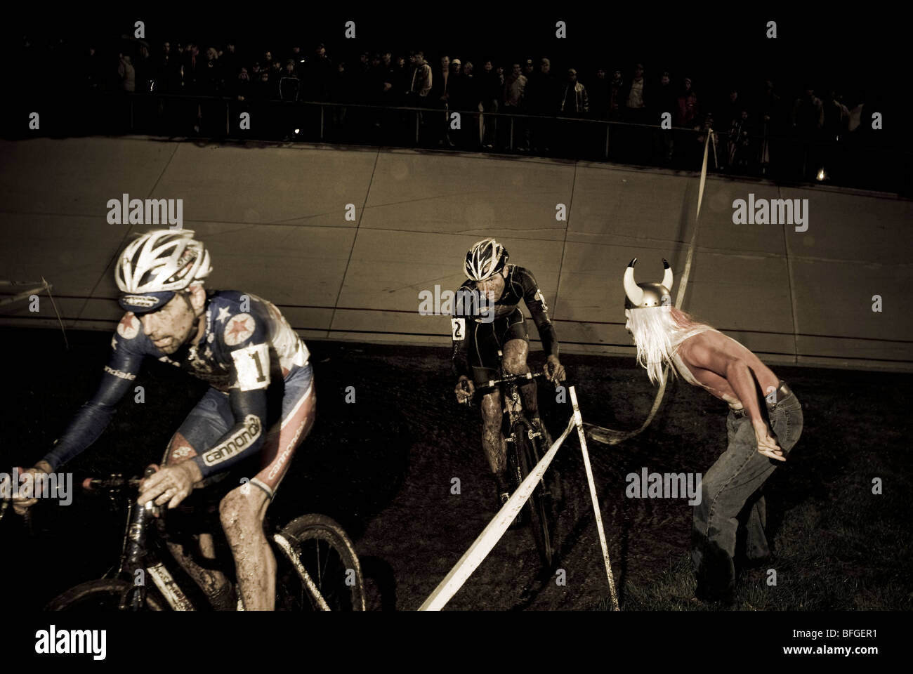 Jeremy Powers hinter seinem Teamkollegen Kollegen Tim Johnson. Stockfoto