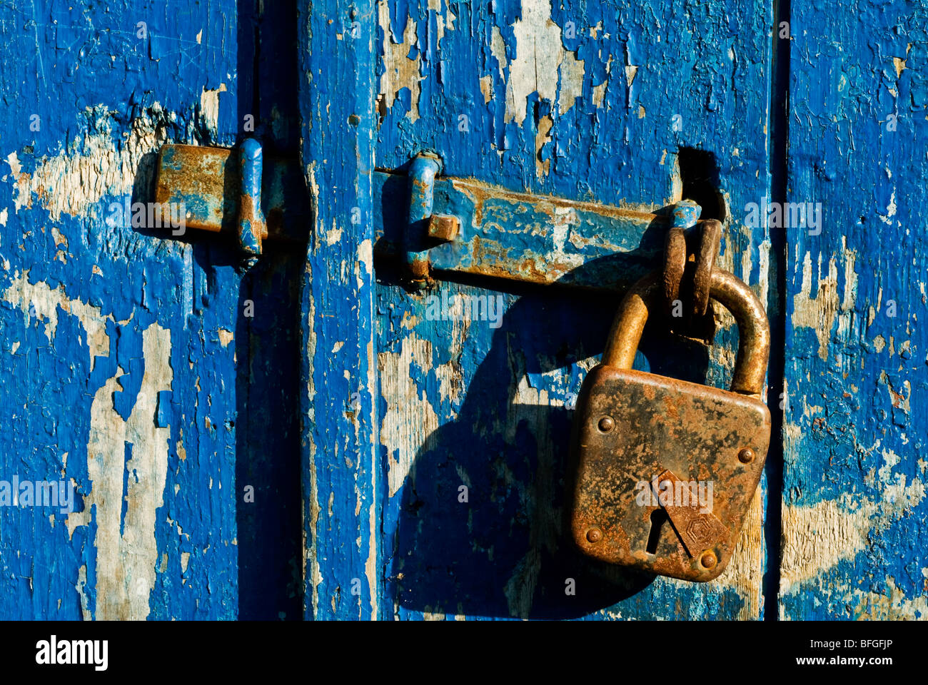 altmodische blaue Tür mit rostigen Vorhängeschloss, Ukraine Stockfoto