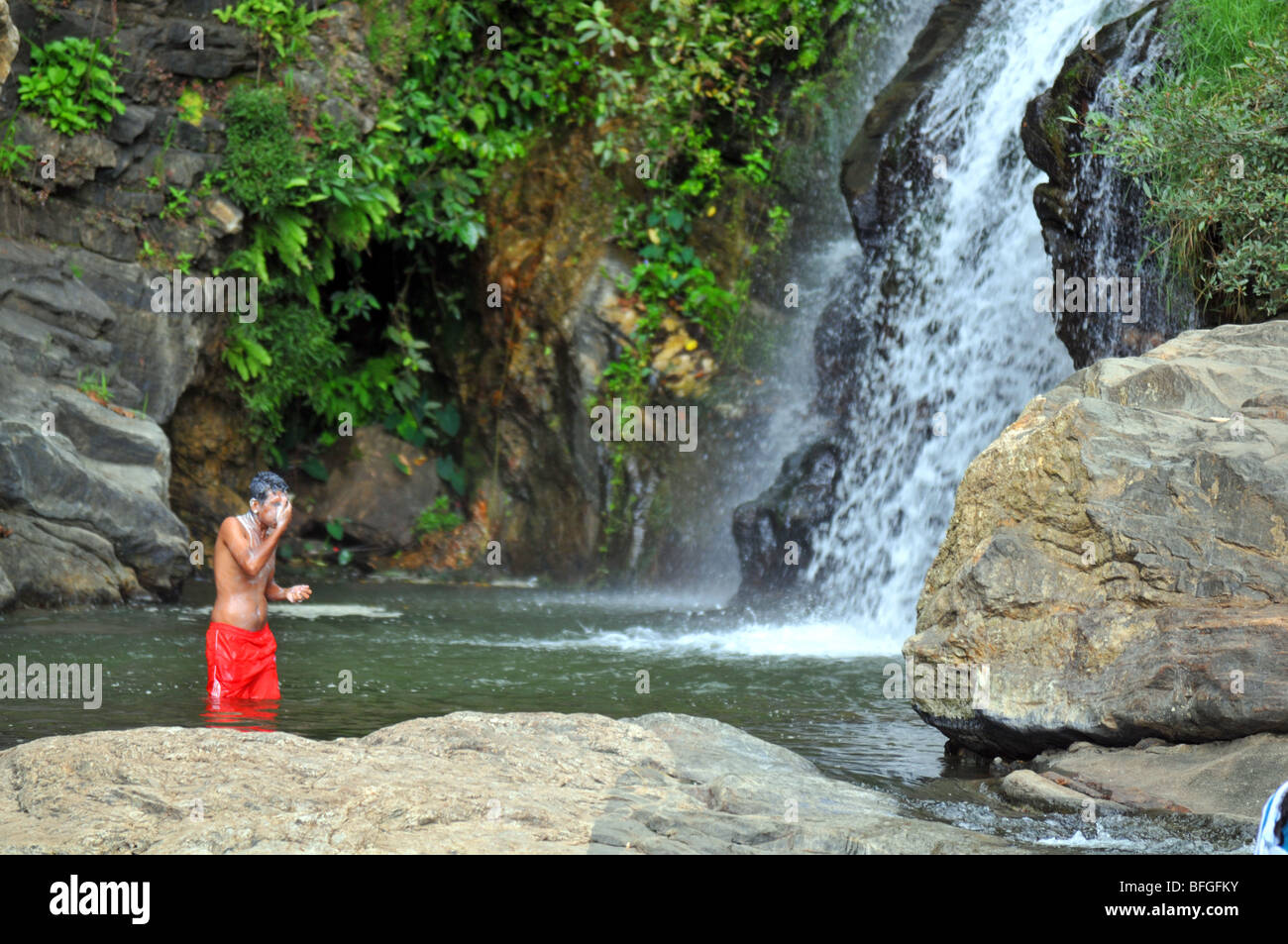Man wäscht sich in einem Wasserfall, Sri Lanka Stockfoto