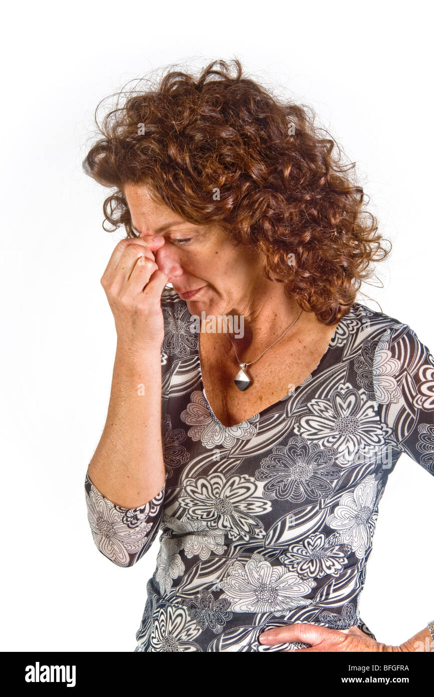 Die Brücke der Nase mit geschlossenen Augen kneifen zeigt eine Stimmung negativer Bewertung in dieser Frau. Stockfoto