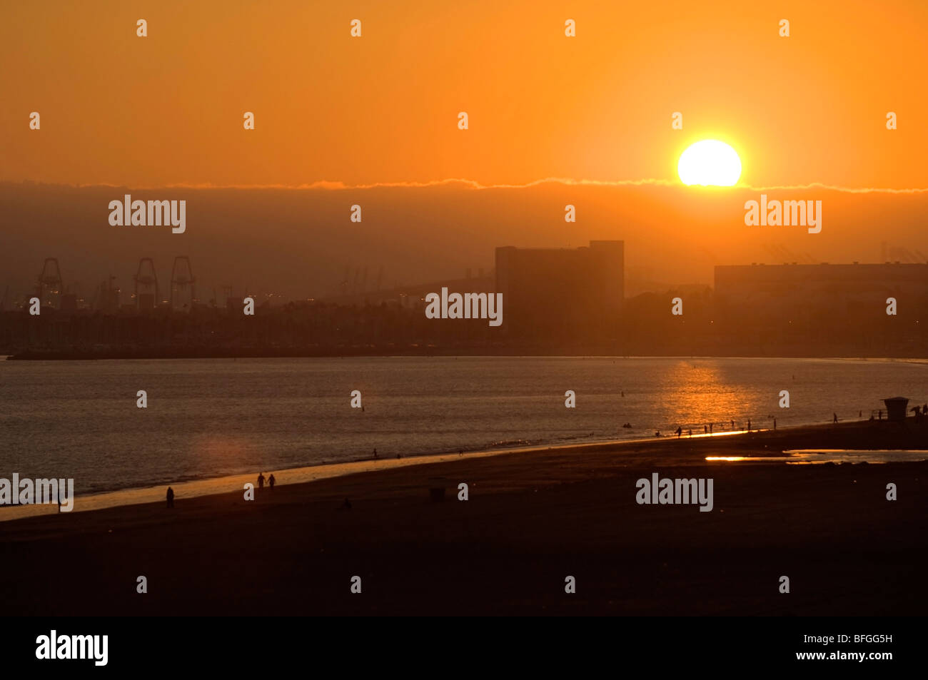 Long Beach Hafen und Strand-Bereich bei Sonnenuntergang, die Hervorhebung des Kontrast zwischen Industrie, Schifffahrt, Business und Freizeit. Stockfoto