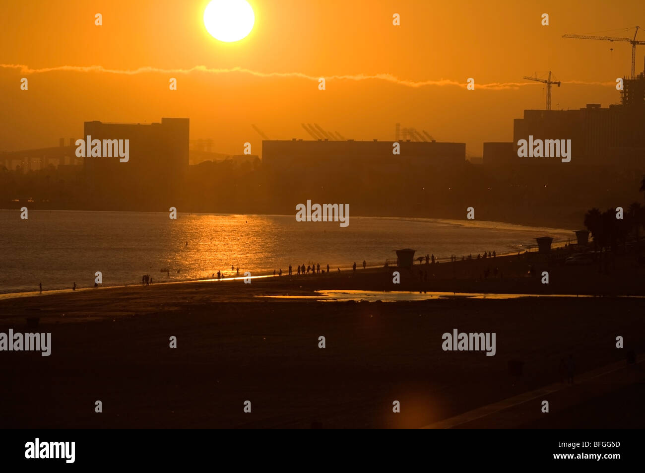 Long Beach Hafen und Strand-Bereich bei Sonnenuntergang, die Hervorhebung des Kontrast zwischen Industrie, Schifffahrt, Business und Freizeit. Stockfoto