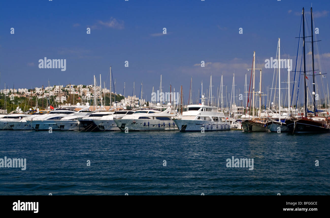 Blick auf das Hafengebiet in Bodrum in der Westtürkei mit Yachten und Segelboote vor Anker im Hafen Stockfoto