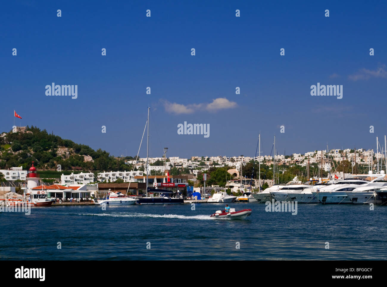 Blick auf das Hafengebiet in Bodrum in der Westtürkei mit Yachten und Segelboote vor Anker im Hafen Stockfoto