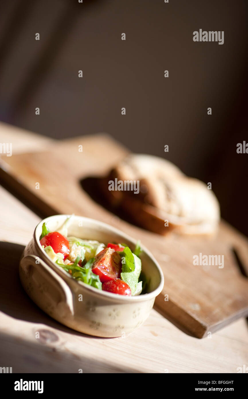 Handmade Topf Schalen, mit Tomaten-Salat und frischem Brot Stockfoto