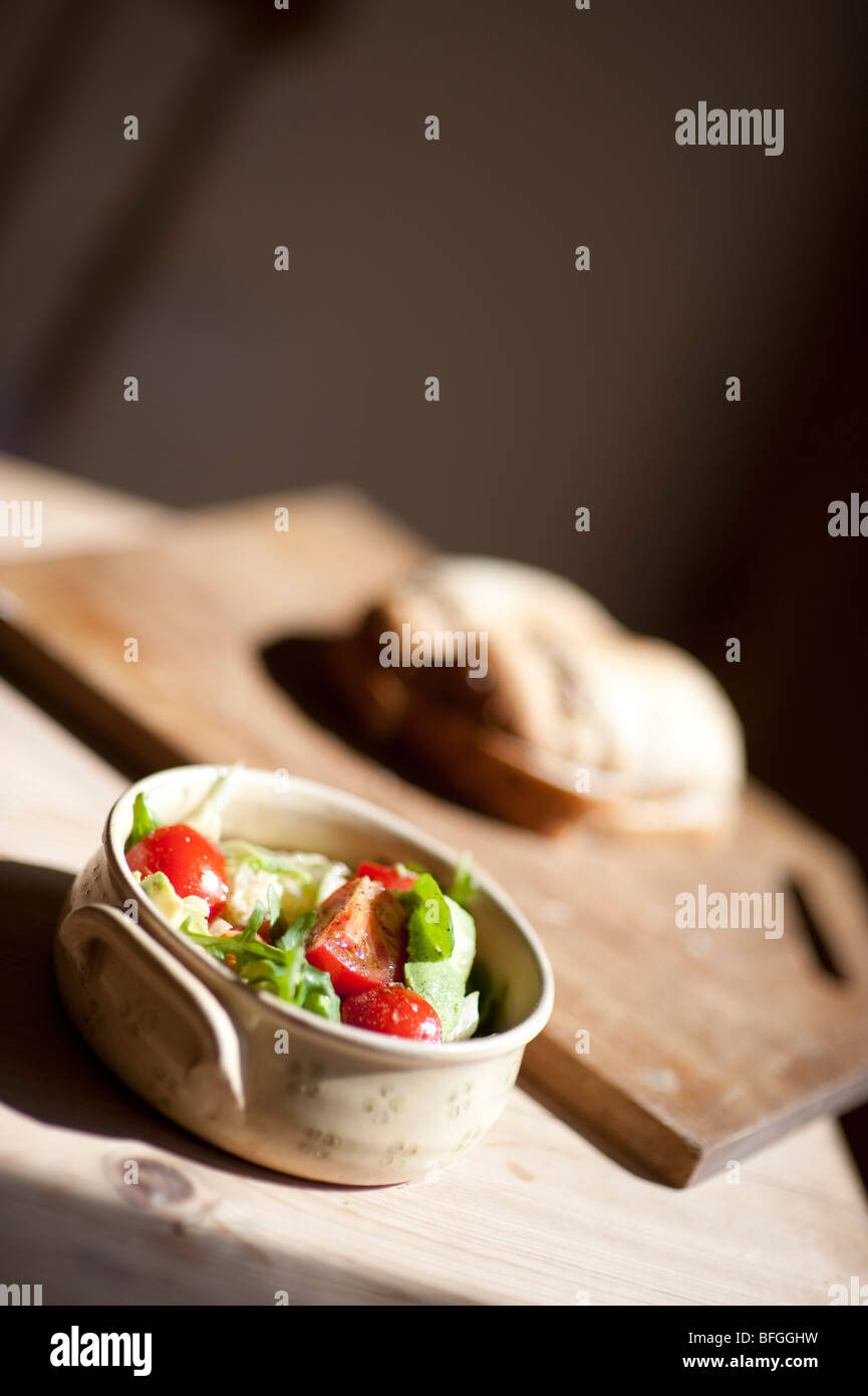 Handmade Topf Schalen, mit Tomaten-Salat und frischem Brot Stockfoto