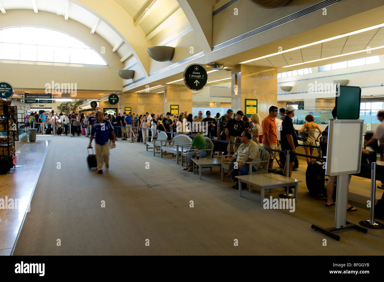 Flugreisende warten in langen Sicherheits-Linien bei John Wayne-Orange County Airport. Stockfoto