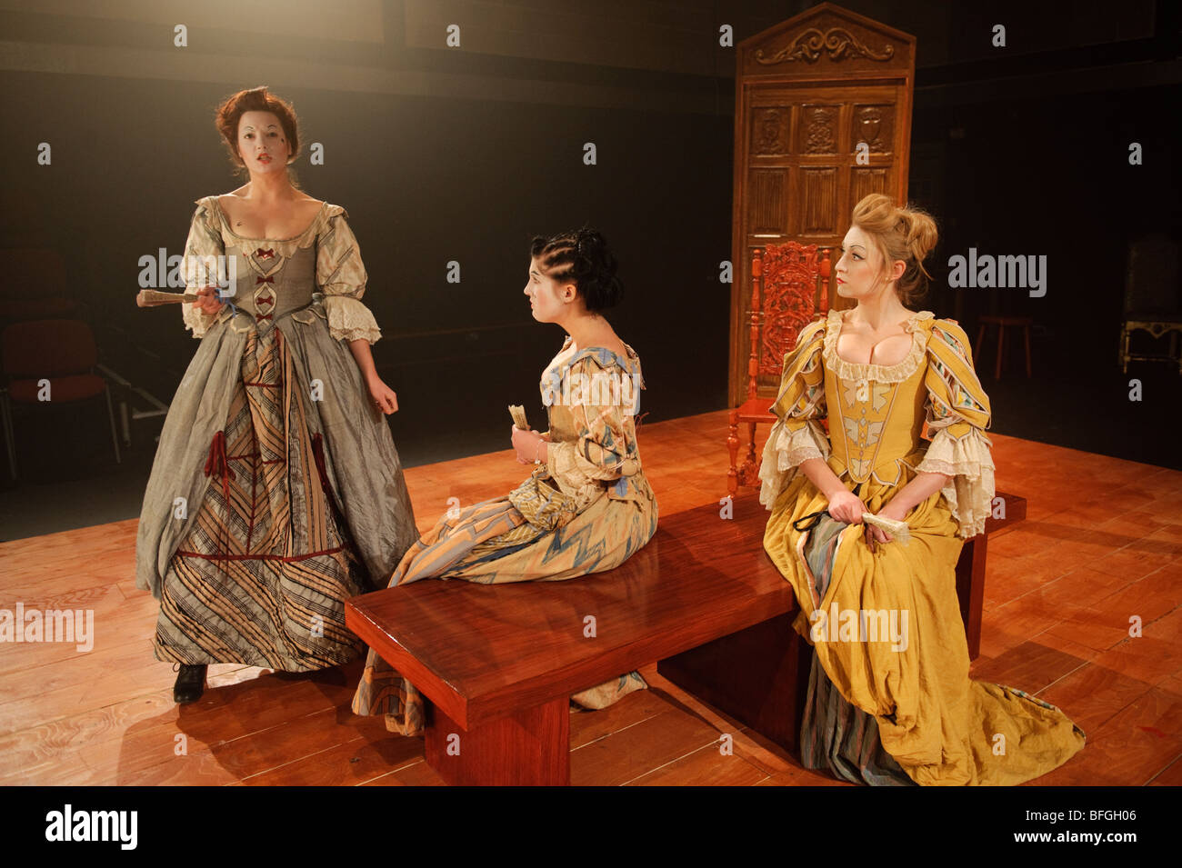 Drei Aberystwyth Universität Studentinnen auf der Bühne The Country Wife, Restaurierung Komödie von William Wycherley durchführen. UK Stockfoto