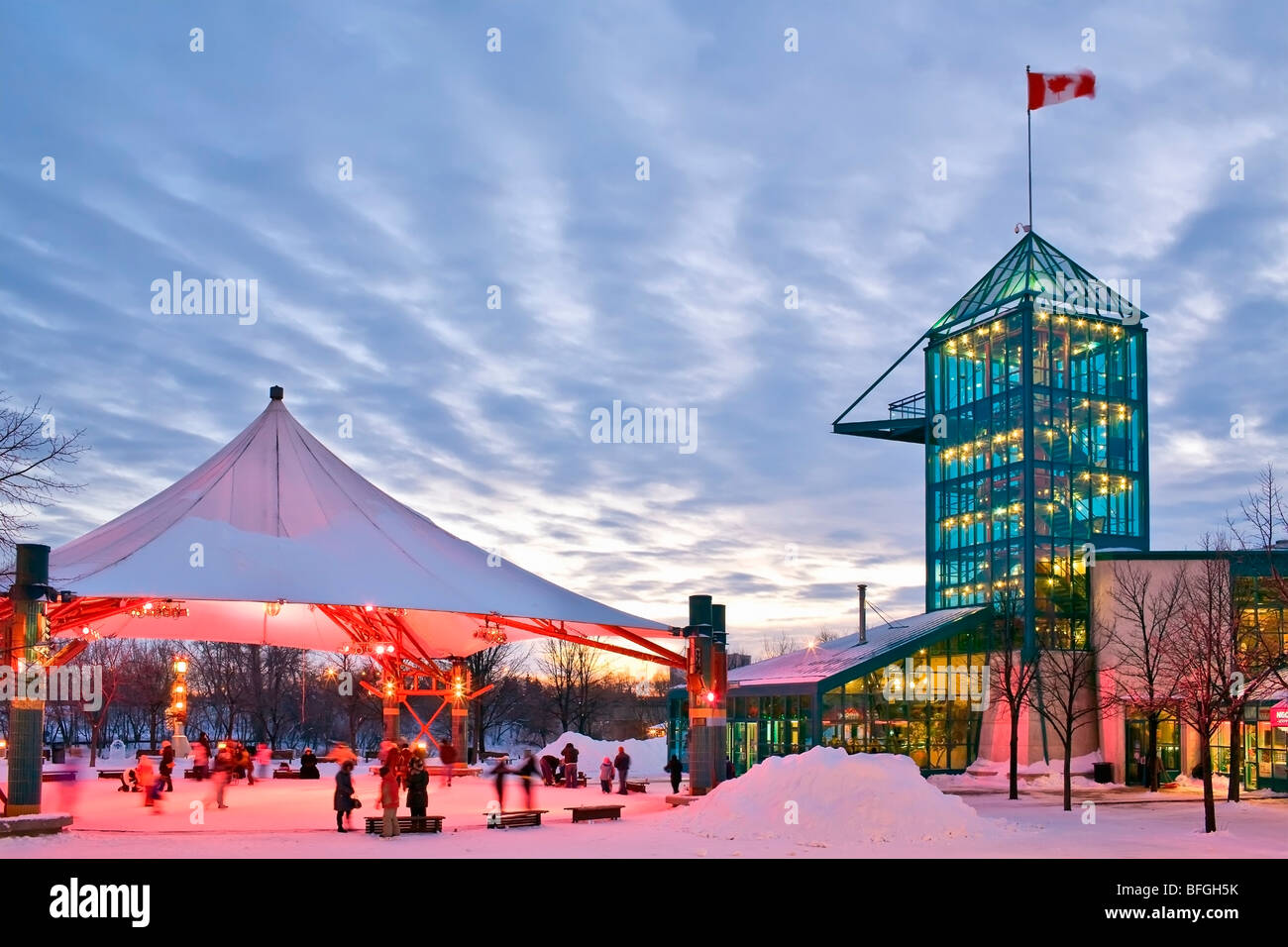 Eisläufer unter dem Pavillion Vordach an The Forks, Winnipeg, Manitoba, Kanada Stockfoto