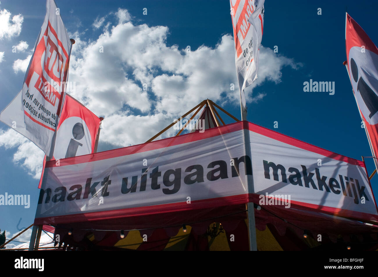 Banner auf einer Laufschrift im Vondelpark, Amsterdam, während Naakt Uitgaan, die jährliche Musik- und Kulturfestival. Stockfoto