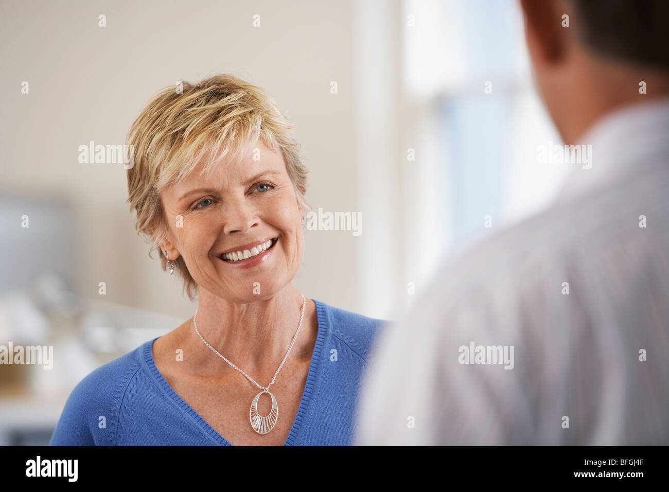 Lächelnde Frau in Office Stockfoto