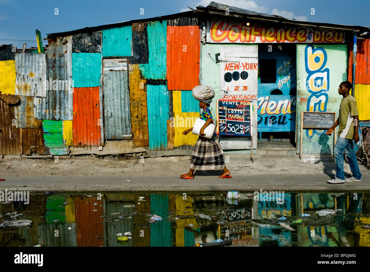 Eine Frau auf der Straße im La Saline Markt, Port-au-Prince, Haiti. Stockfoto