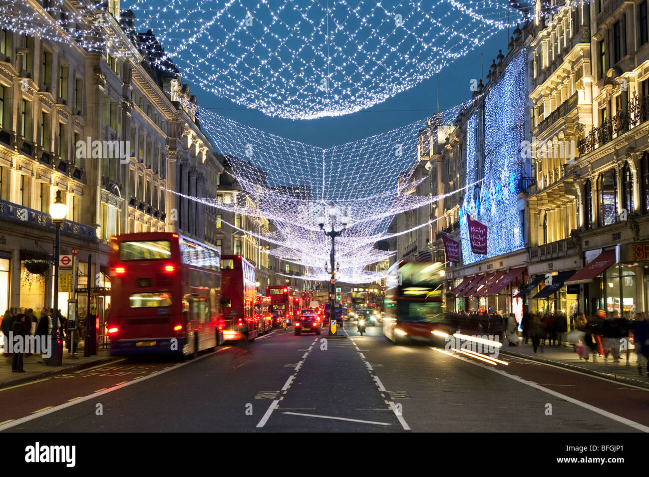 Weihnachtsbeleuchtung und Einkaufsmöglichkeiten entlang der Regent Street. Stockfoto