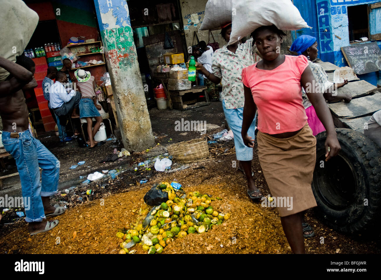 Frauen, die die Versorgung mit Nahrungsmitteln in den Markt von La Saline, Port-au-Prince, Haiti. Stockfoto