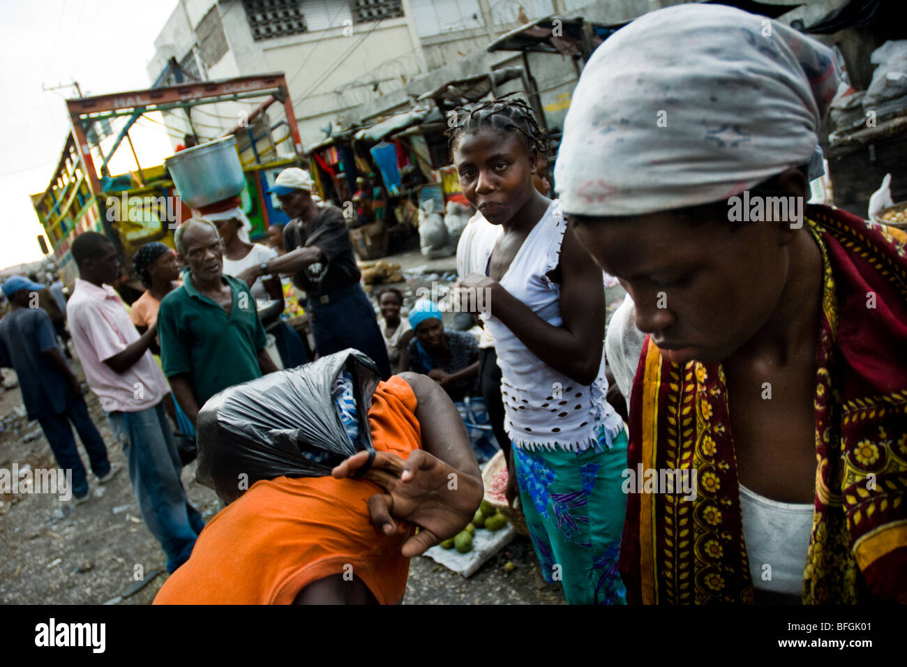 Frauen verkaufen Gemüse auf dem Markt von La Saline, Port-au-Prince, Haiti. Stockfoto