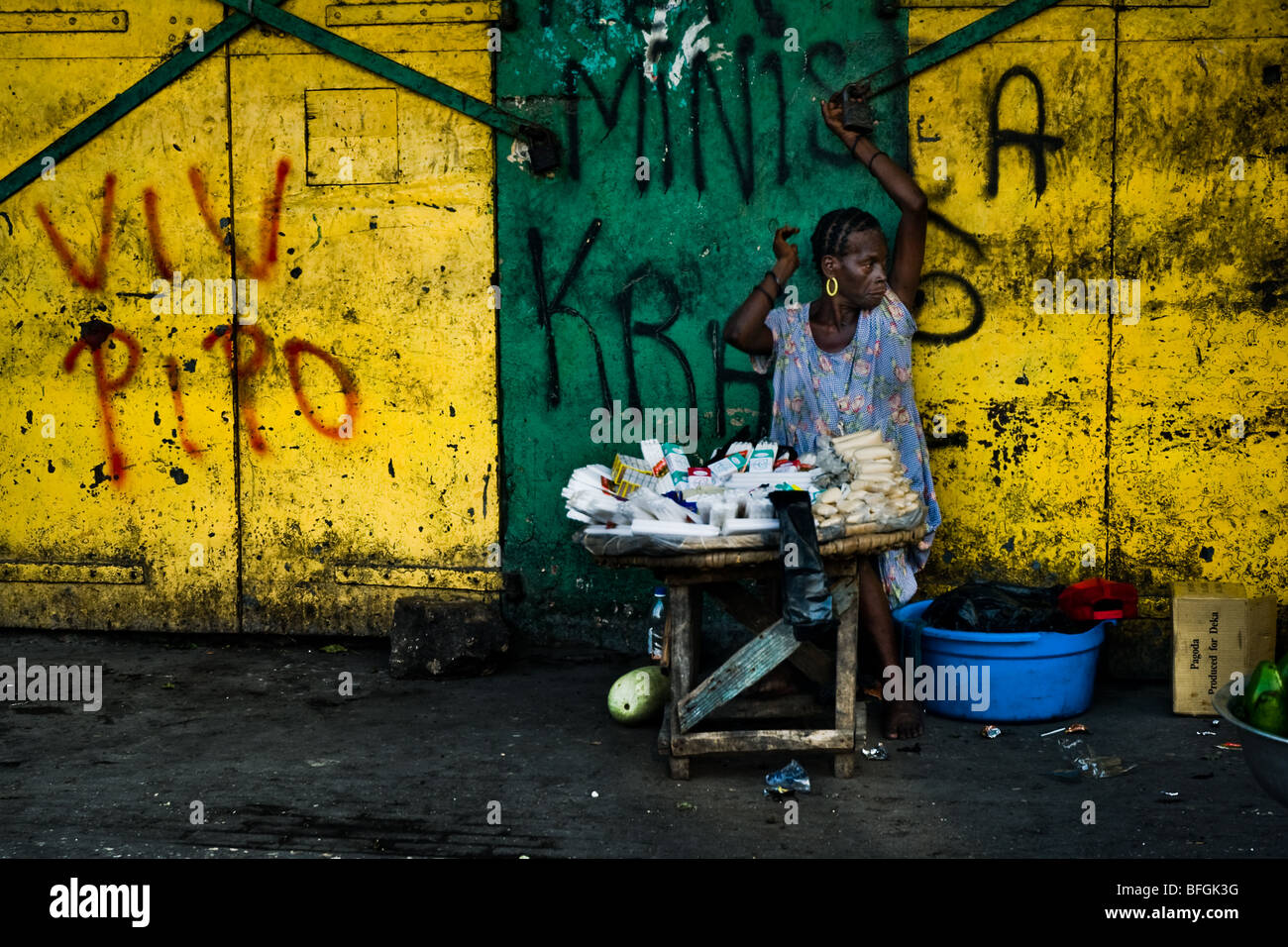 Eine Frau, die den Verkauf von Zigaretten und Süßigkeiten in der La Saline, Port-au-Prince, Haiti. Stockfoto