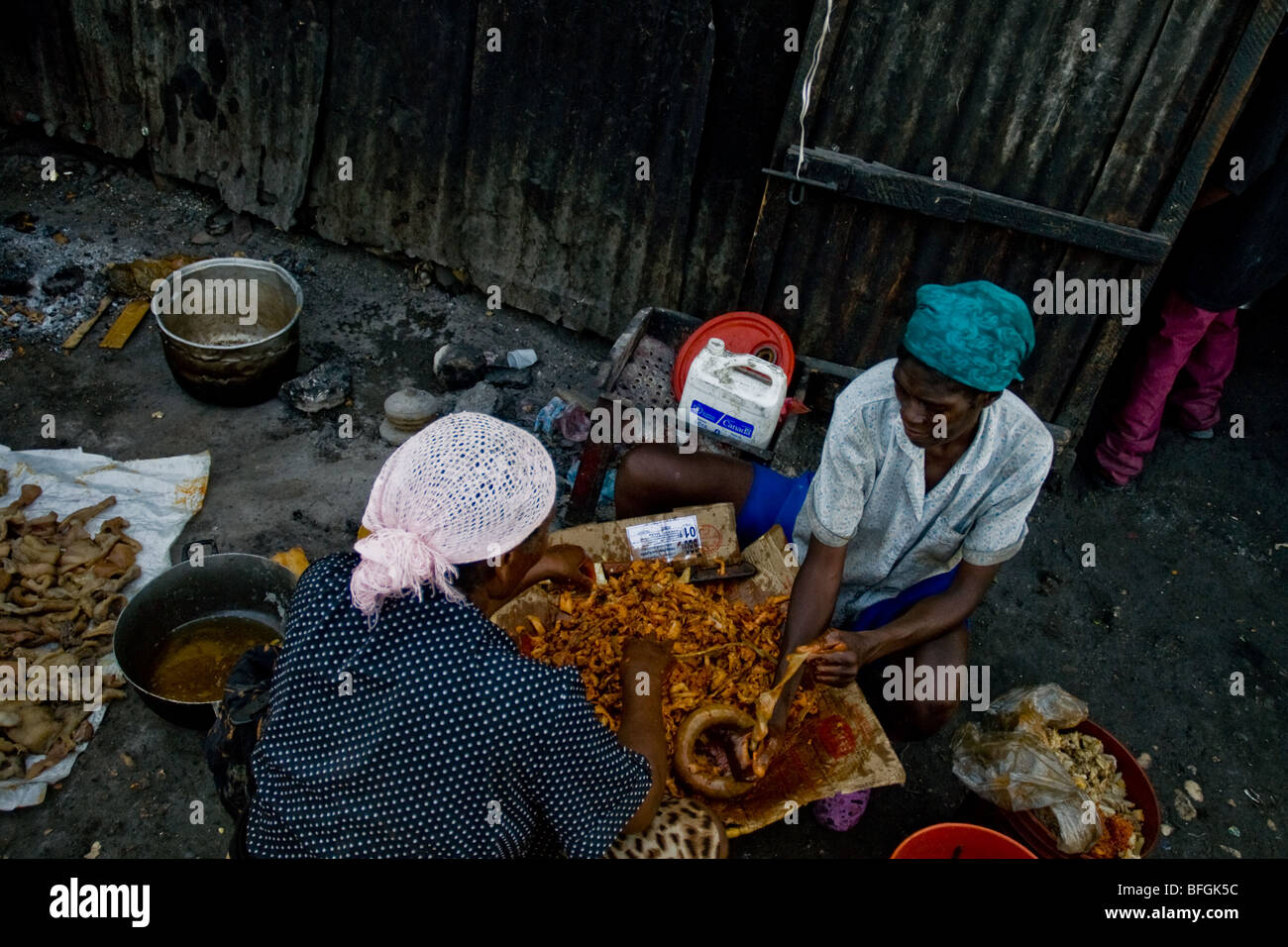 Frauen Vorbereitung Würstchen auf dem Markt von La Saline, Port-au-Prince, Haiti verkauft werden. Stockfoto