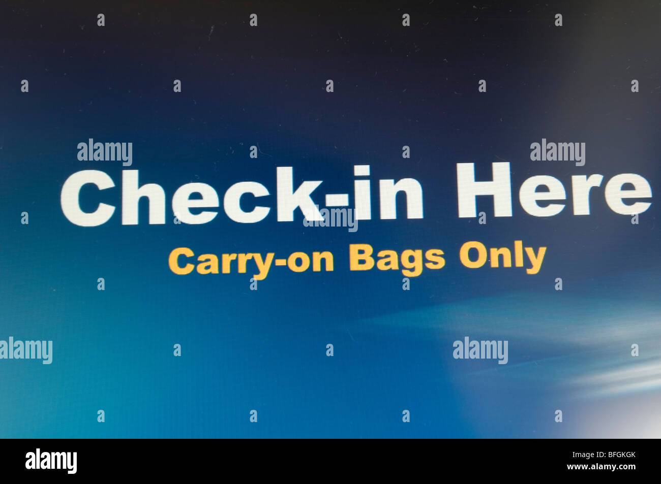 Fluggesellschaft beim Check-in zu dienen selbst boarding Pass-Kiosk. Stockfoto