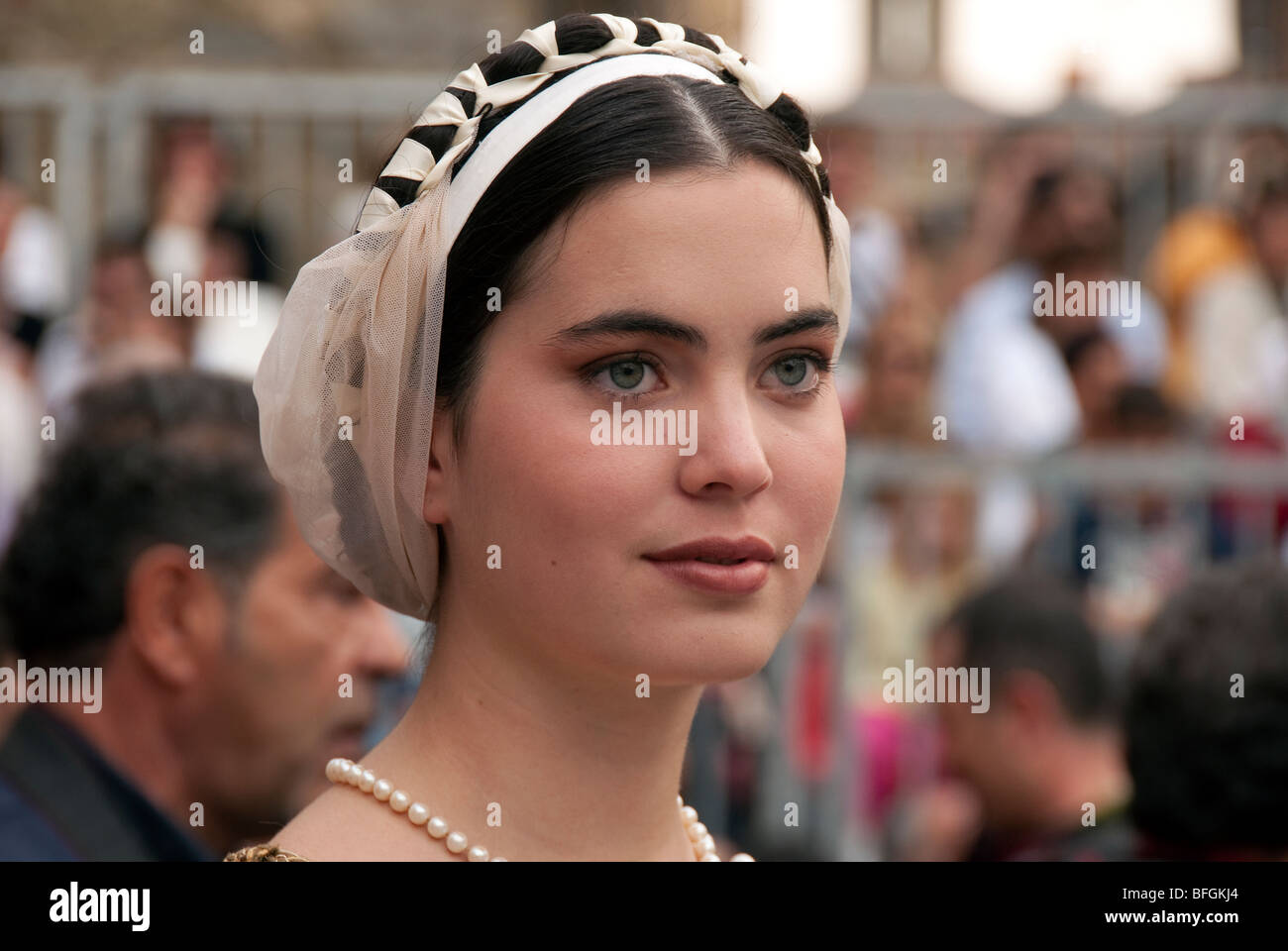 schöne italienische junge Frau, gekleidet in historischen Kostümen als Teil des Palio Balestra Sansepolcro Stockfoto