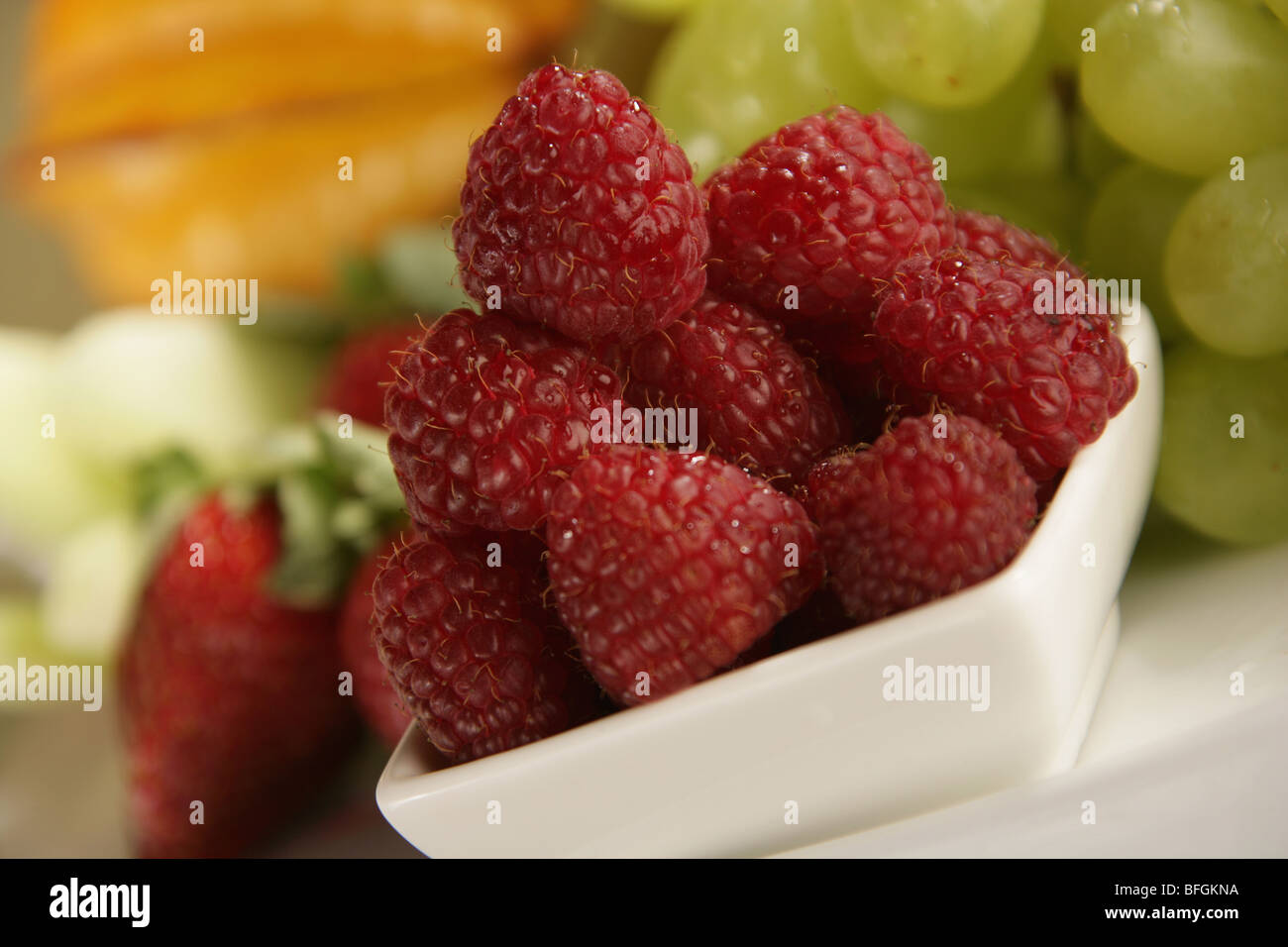 Himbeeren in eine weiße Schale Stockfoto