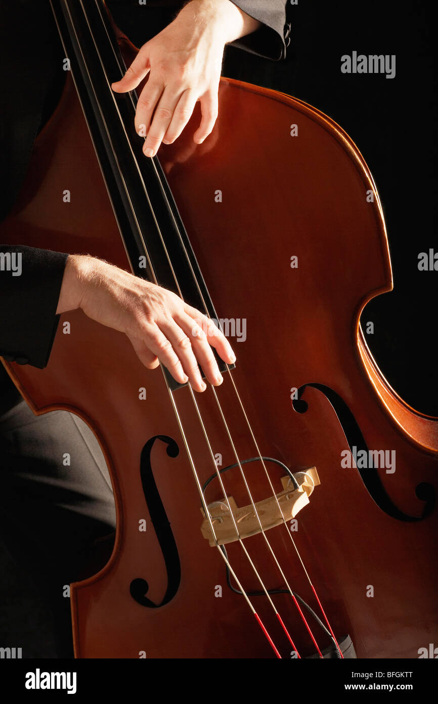 Mann Nahaufnahme spielen Kontrabass, von Händen Stockfoto