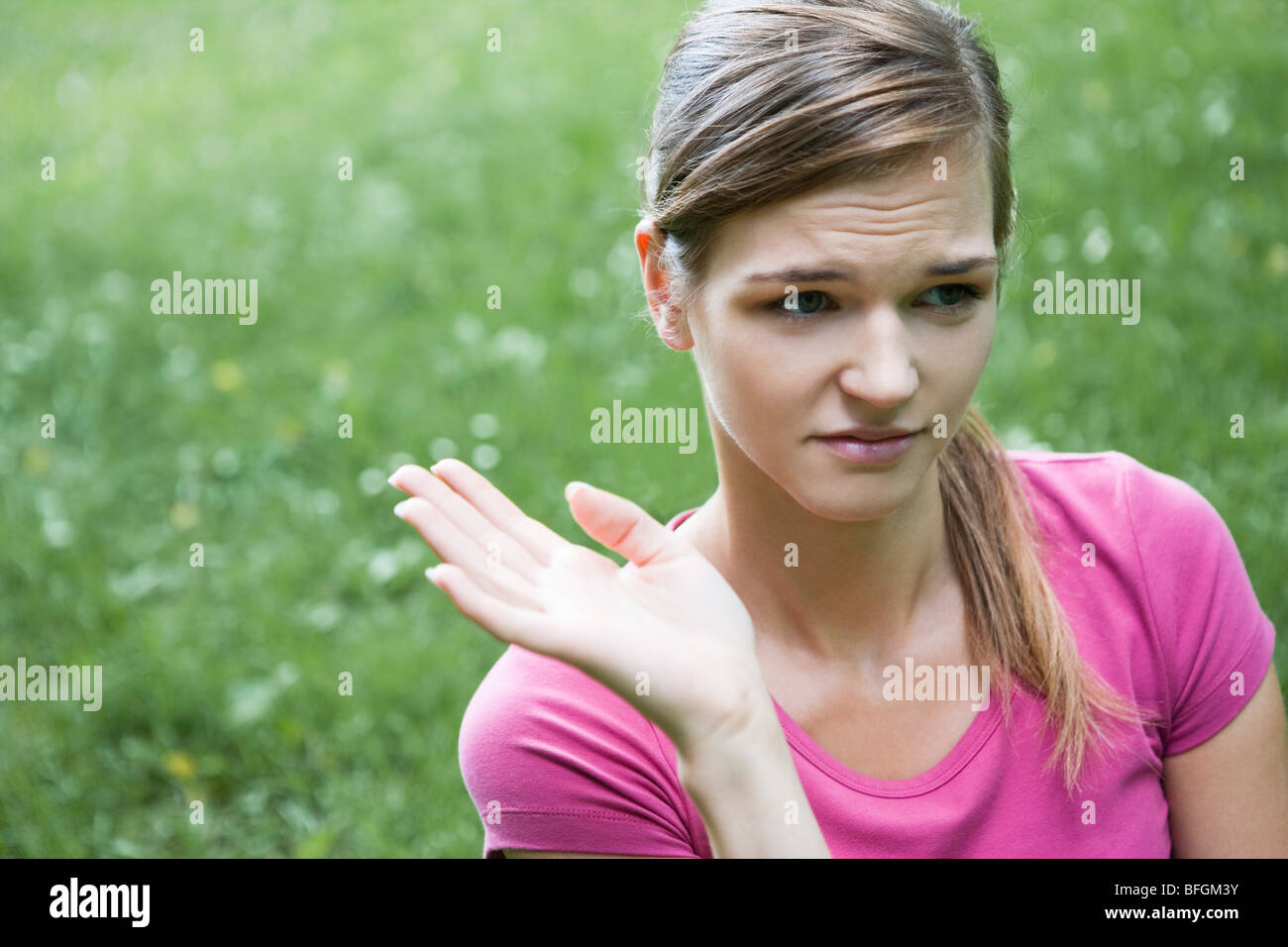 Frau riechen Stockfoto