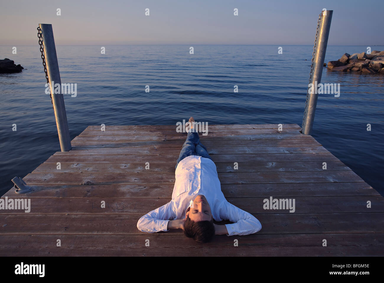 Mann am Dock am Lake Ontario bei Sonnenaufgang, Woodbine Strand, Toronto, Ontario Stockfoto