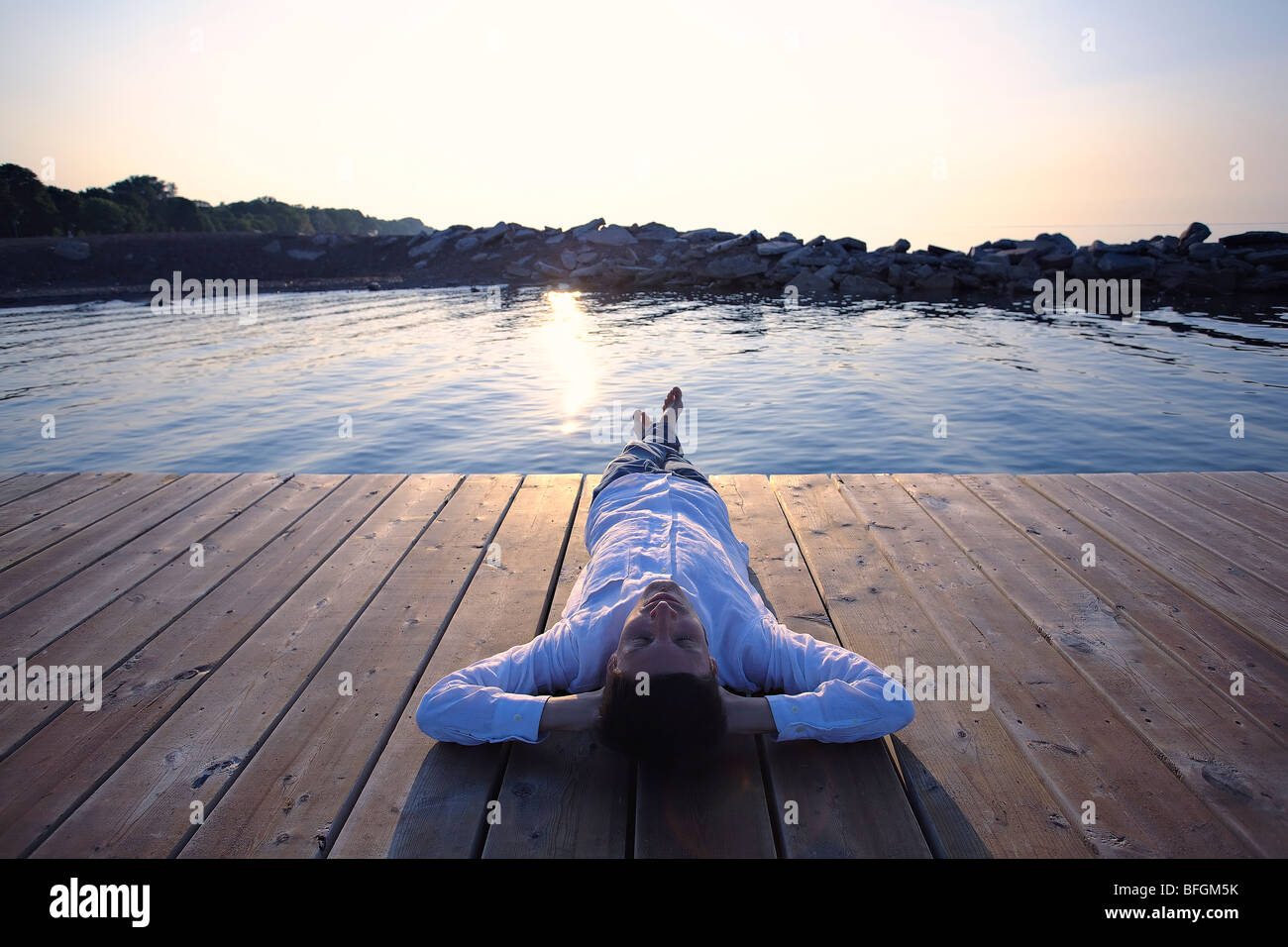 Mann am Dock am Lake Ontario bei Sonnenaufgang, Woodbine Strand, Toronto, Ontario Stockfoto