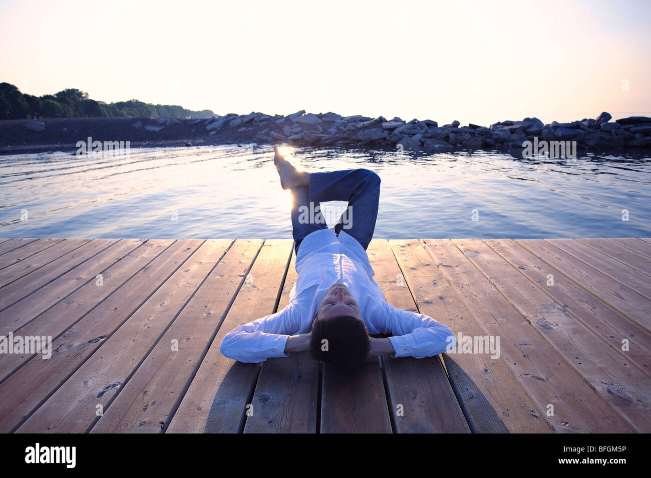 Mann am Dock am Lake Ontario bei Sonnenaufgang, Woodbine Strand, Toronto, Ontario Stockfoto