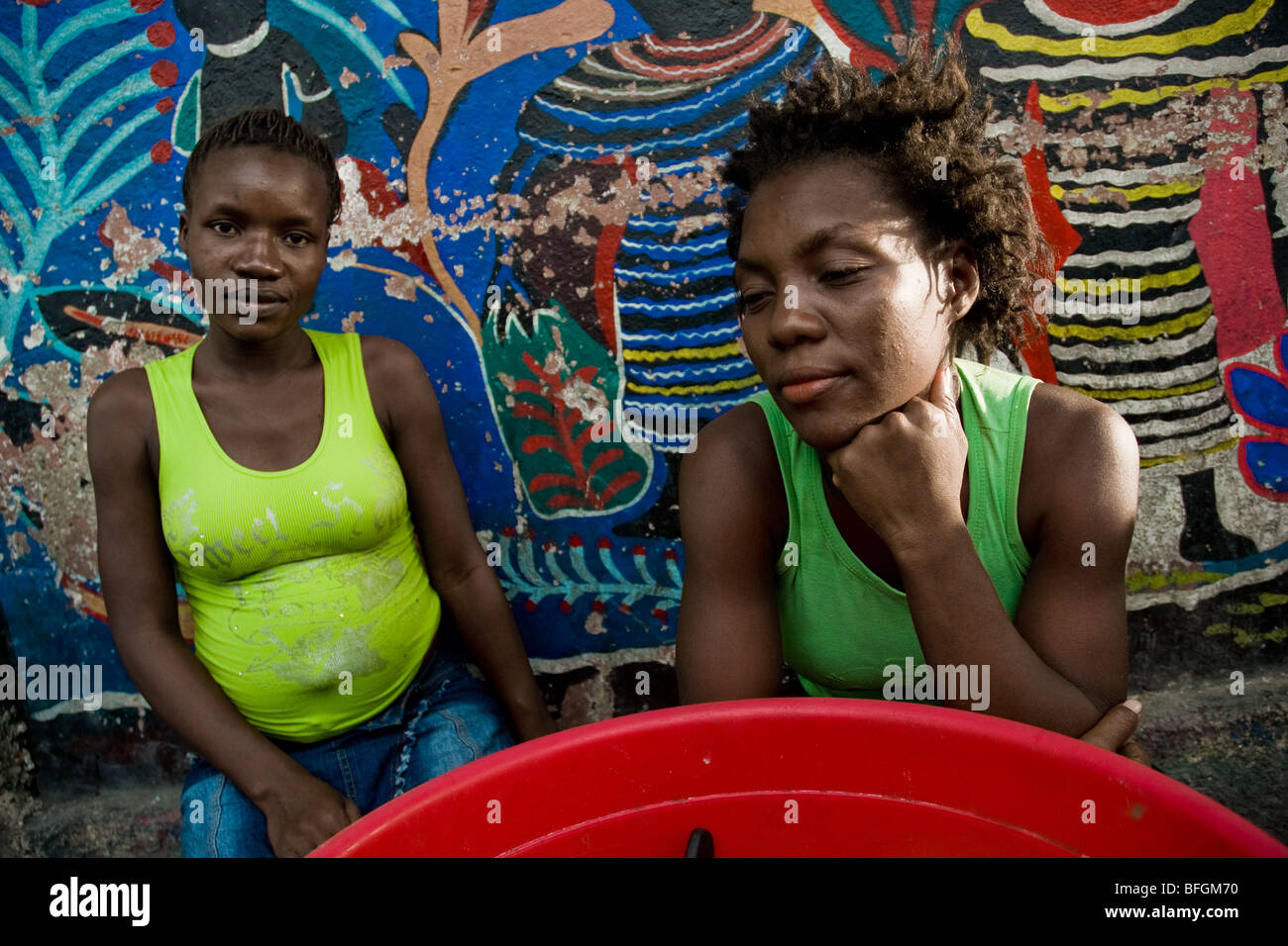 Haitianischen Mädchen Verkauf von Obst in der La Saline, Port-au-Prince, Haiti. Stockfoto