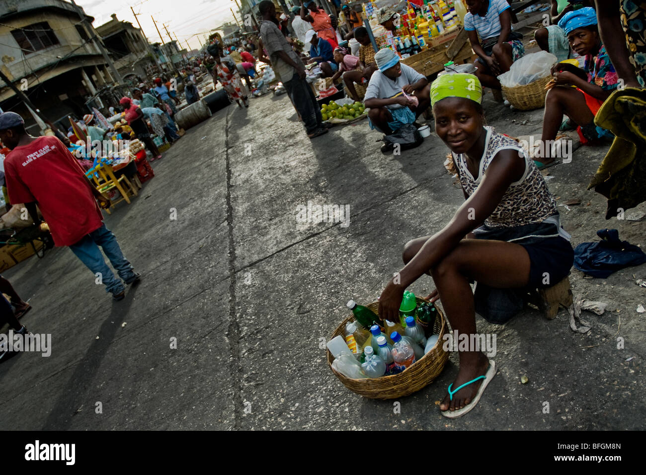 Eine Frau, die in Flaschen zu verkaufen Getränke auf dem Markt von La Saline, Port-au-Prince, Haiti. Stockfoto