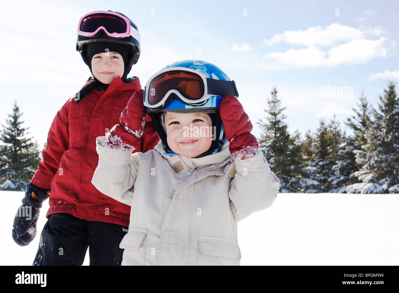 Bruder und Schwester auf Ski-Hügel, King City, Ontario Stockfoto