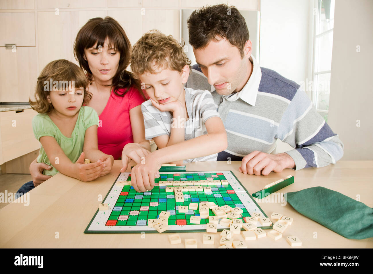 Familie spielen scrabble Stockfoto