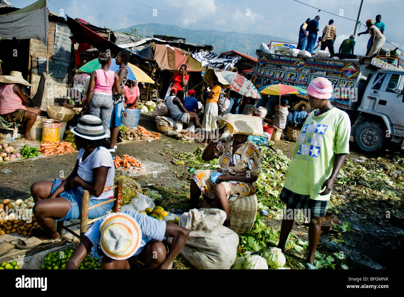 Frauen verkaufen Gemüse auf dem Markt von La Saline, Port-au-Prince, Haiti. Stockfoto