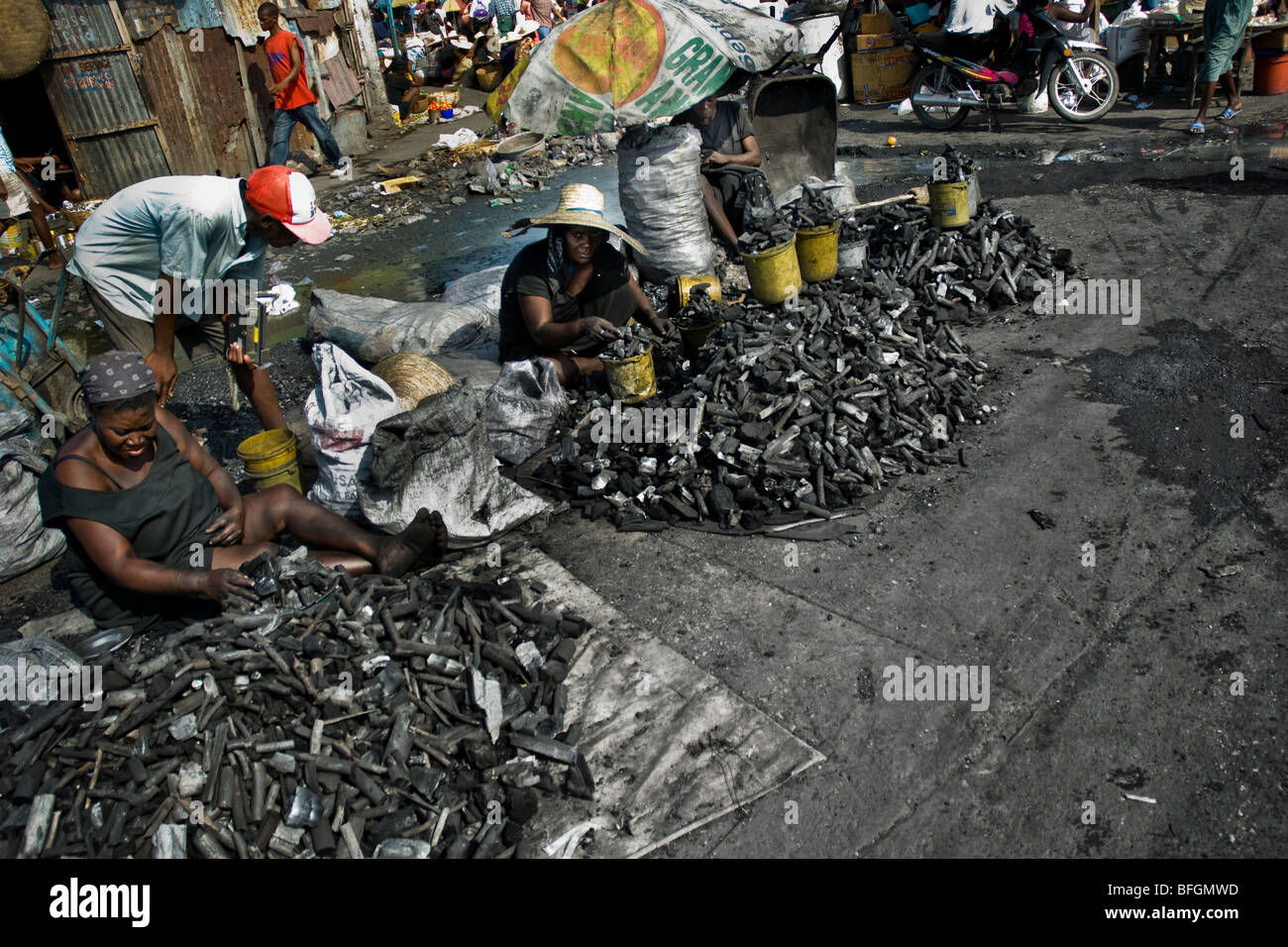 Frauen verkaufen Kohle auf dem Markt von La Saline, Port-au-Prince, Haiti. Stockfoto