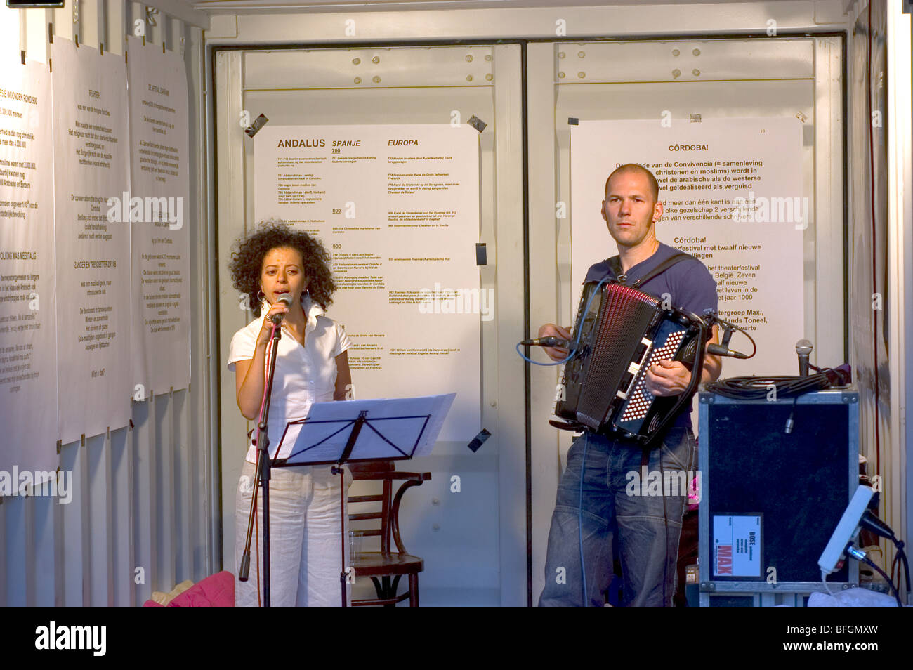 Sänger und Akkordeonspieler in einen Metallbehälter während Naakt Uitgaan, das jährliche Festival der Musik und Kultur in Amsterdam Stockfoto