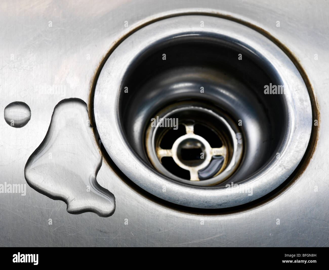 Edelstahl Waschbecken Abfluss mit Wasser Stockfoto