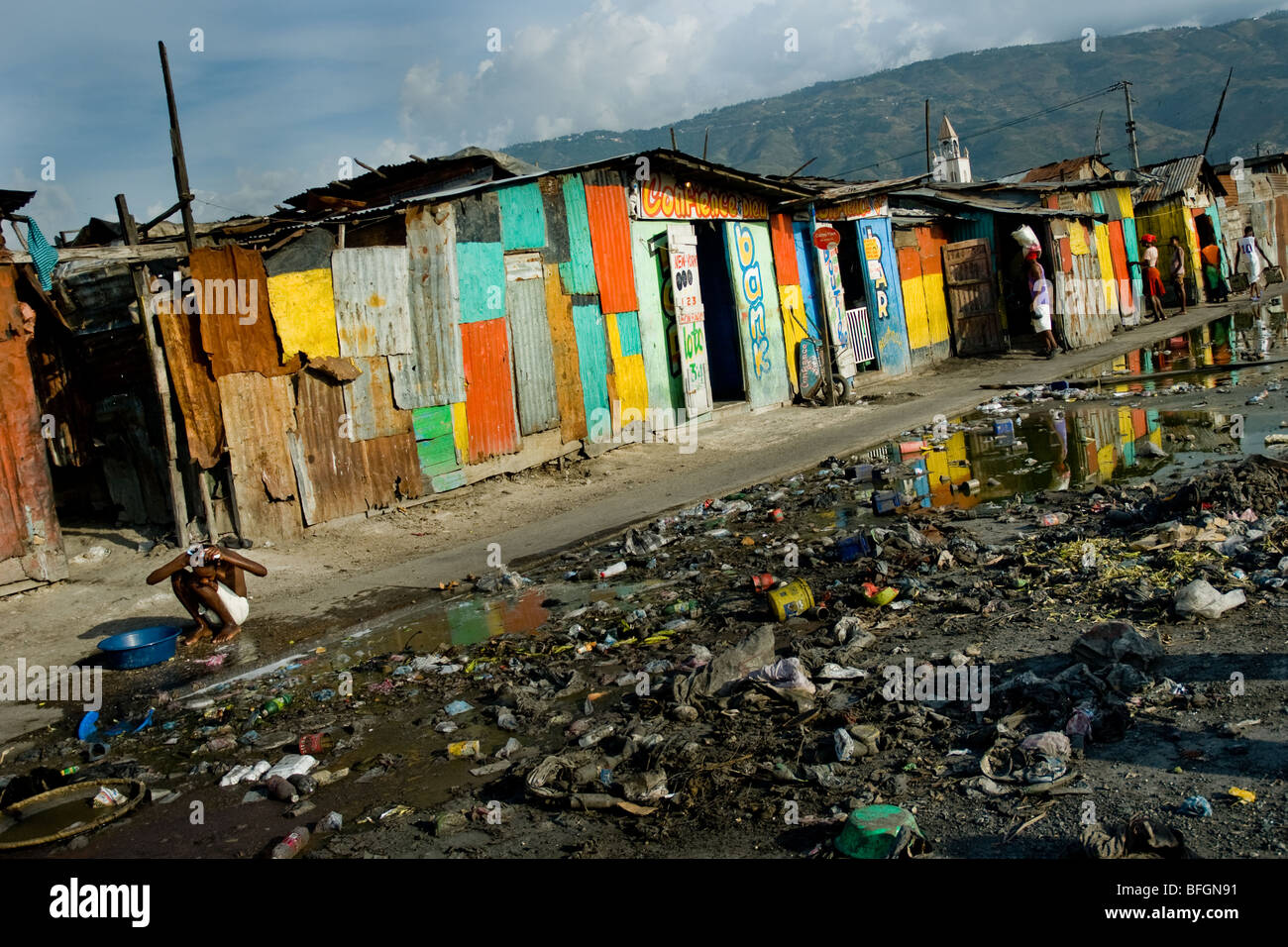 Eine Frau, die persönlichen Hygiene vor ihrem Haus in La Saline-Markt, Port-au-Prince, Haiti zu tun. Stockfoto