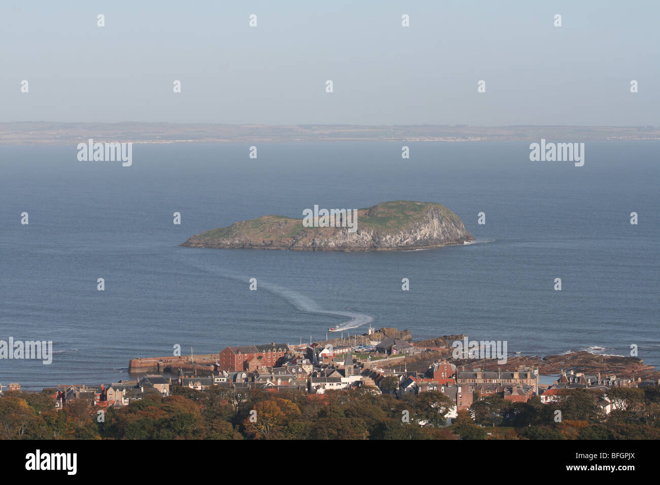 Ansicht von North Berwick und Insel von craigleith vom Gipfel des North Berwick Gesetz East Lothian Schottland Oktober 2009 Stockfoto