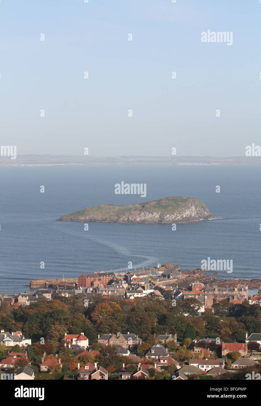 Ansicht von North Berwick und Insel von craigleith vom Gipfel des North Berwick Gesetz East Lothian Schottland Oktober 2009 Stockfoto