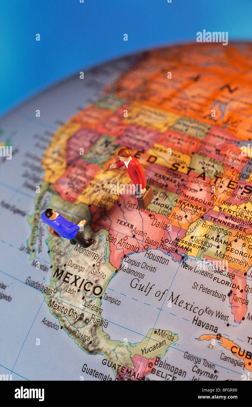 Spielzeug Geschäftsleute Figurinen auf Globus von Amerika und Mexiko. Stockfoto