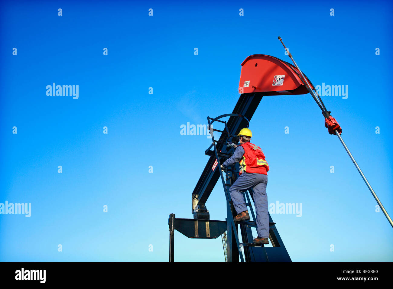 Arbeiter Klettern Bohrschwengels, Alberta, Kanada Stockfoto